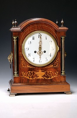 Tischuhr, Frankreich um 1910/20, Holzgehäuse, intarsiert, zwei Messingvollsäulen, seitliche Löwenmaskeronen, profilierter Glasdeckel mit stark ...