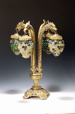Schwere Tischlampe, Italien, um 1880-1900, schwerer Messingguß, vier Arme in Form von Greifenköpfen, 4 Schirme aus versch. farbigen Glaskugeln, an ...