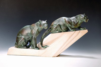 Skulptur zweier Löwinnen auf Felsen, sign. Meria, im Stil des Maison Max LeVerrier, Metallguß bronzefarben und grün patiniert, Gesamtmaß ca. ...