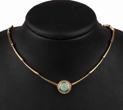 18 kt Gold Opal Brillant Collier, GG 750/ 000, Mittelteil mit rundem Opalcabochon ca. 1.40 ct, umgeben von 22 Brillanten zus. ca. 0.11 ct Weiß/si, ...