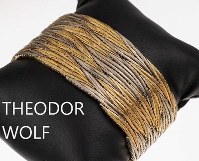 Ausgefallenes 18 kt Gold Armband, ca. 132.9 g, GG/WG 750/000, Glieder in Form von anged. Federn, z.T. strukt., Meistermarke THEODOR WOLF, L. ca. 20 ...