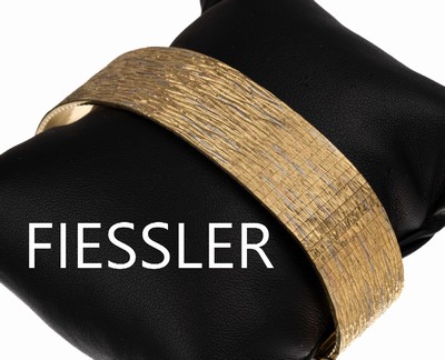 18 kt Gold Armband, ca. 87.2 g, GG/WG 750/ 000, fein strukt., rs. pol., L. ca. 18.5 cm, Kastenschloß mit 2 Sicherheitsachten, Meistermarke FIESSLER