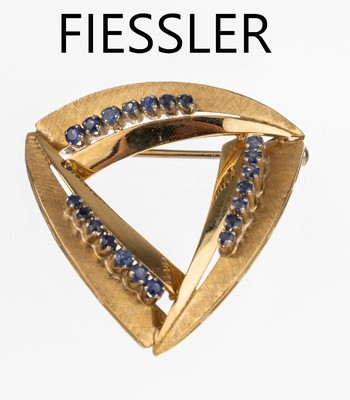 18 kt Gold Saphir Brosche, GG 750/000, Dreieckform, fein sat. und z.T. pol., mit kl. facett. Saphirbesatz, Meistermarke FIESSLER, ca. 9.1 g