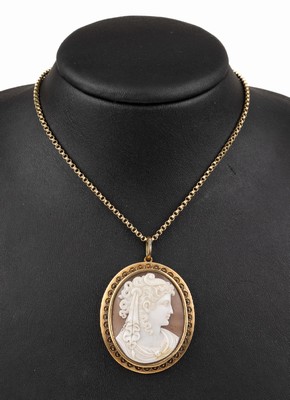 14 kt Gold Kameeanhänger, um 1900, GG 585/ 000, Darstellung einer Dame, im glatten Rahmen, Kordelverz. mit Granulaten, an Erbs- kette, L. ca. 58 ...
