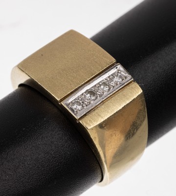 14 kt Gold Brillant Ring, GG/WG 585/000, eckige Form, bes. mit 4 in WG gefassten Brillanten zus. ca. 0.10 ct (grav.) Weiß/si, RW 60, ca. 13 g, ...