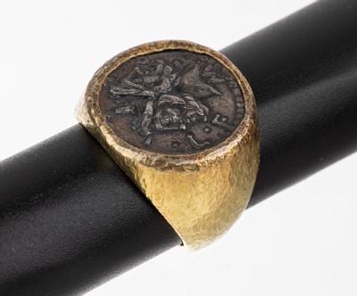 18 kt Gold Münz Ring, GG 750/000, Ring fein strukt., mittige Einlage einer antiken Münze, NACHPRÄGUNG, RW 60, ca. 21.8 g