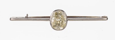 Platin Diamant Brosche um 1900, Platin geprüft, Nadelung GG, ovaler AltschliffDiamant 2.73 ct getönt - very light brownish yellow (P-R)/p 1 ...