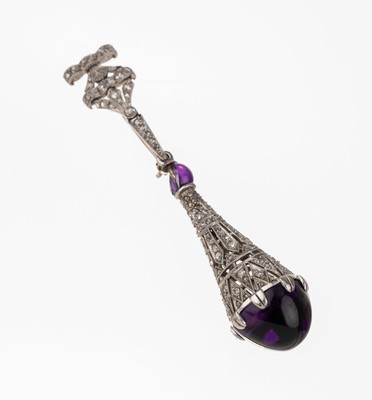 Platin Diamant Amethyst Brosche, um 1910 Platin gepr., bewegliche Abhängung in plastischer Tropfenform, Abschluß mit Amethyst-Cabochon, rundum ...