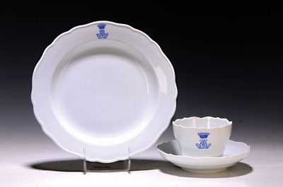 Dreiteiliges Gedeck, Meissen, um 1880, weiß, mit bekröntem Monogramm (Grafenkrone) in Blau, Tasse am Rand best., Teller D. ca. 21 cm
