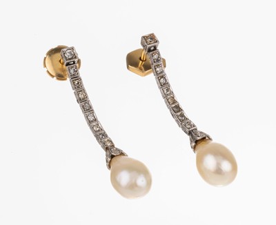 Paar 18 kt Gold Zuchtperl-Diamant Ohrgehänge, 1930er Jahre, GG/WG 750/000, 30 Altschliff-Diam. zus. ca. 0.60 ct Weiß-l. get. Weiß/si- p 1, 2 ...