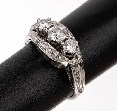 18 kt Gold Diamant-Ring, WG 750/000, 1 Altschliffdiamant ca. 0.40 ct Weiß/si2, 2 Brillanten zus. ca. 0.40 ct Weiß/si, 14 Altschliff-Diamanten zus. ...