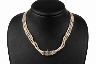 3-reihiges Saatperlcollier um 1910, Schließe und Zwischenglieder Platin mit Diam.-Rosenbesatz, z.T. kl. Ösen für Abhängung, L. ca. 70 cm, Perld. ...