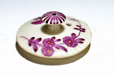 Ersatz-Deckel, Meissen 18. Jh, Porzellan, purpurfarbene Malerei, goldgepunktet, Rippendekor, D. 4.3 cm