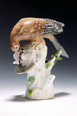 Große Porzellanfigur/Sperber, Meissen, Entwurf Kaendler, um 1735, Ausformung um 1735/40, "Sperber mit erlegter Lerche", auf erhöhtem ...