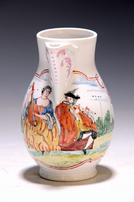 Kännchen, wohl Höchst um 1760, polychrom bemalt, musizierendes Paar, ohne Marke, ohne Deckel, Milchkännchen, H. ca. 11 cm