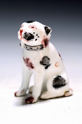 Seltener Miniaturhund, Meissen, um 1750, Entwurf J.J. Kaendler, polychrom bemalt, H. 6 cm