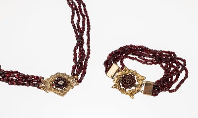 Konvolut 2 Biedermeierschmuckstücke, um 1850/60, Schaumgold, best. aus: 4-reihiges Collier und 7-reihiges Armband, facett. Granate, Schließen mit ...