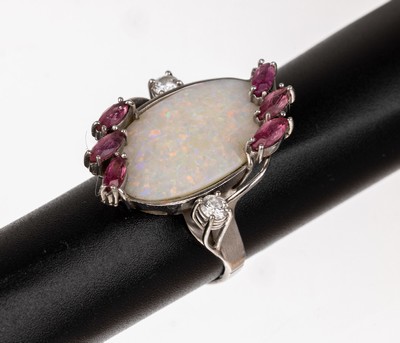 14 kt Gold Opal-Turmalin-Brillant-Ring, WG 585/000, ovale Opalscheibe mit rot-blau- grünem Farbspiel ca. 8.0 ct, 6 rosafarb. Turmalin-Navettes zus. ...