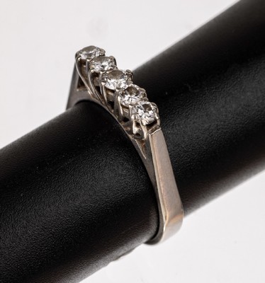 14 kt Gold Brillant-Ring, WG 585/000, 5 Brillanten zus. ca. 0.50 ct (grav.) Weiß/vs, ca. 3.3 g, RW 57, reinigungsbed.