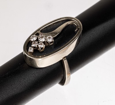 14 kt Gold Hämatit-Brillant-Ring, WG 585/000, ovale Hämatitplatte mit aufgelegter stil. Blüte, 7 Brillanten zus. ca. 0.27 ct Weiß/si, total ca. ...