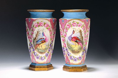 Paar Sechskantvasen, Frankreich, Ende 19.Jh. , Porzellan, handbemalter Dekor, von Rosenkränzen eingerahmte Bildkartuschen mit Blumenkörben und ...