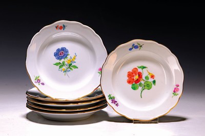 Sechs Brotteller, Meissen, 1. Wahl, Porzellan, 2. Hälfte 20. Jh., feine Blumenbemalung mit Goldrand, D. ca. 13,5 cm