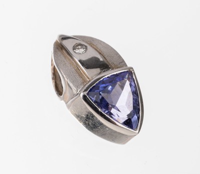 14 kt Gold Tansanit-Brillant-Anhänger, WG 585/000, teilsatiniert, Tansanit-Triangel ca. 0,20 ct, Brillant ca. 0,02 ct Weiß/si, L. ca. 1,2 cm, ...