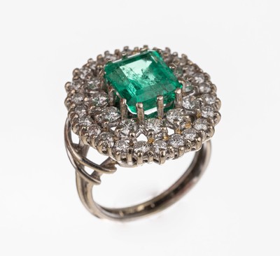 18 kt Gold Smaragd Brillant Ring, WG 750/000, 1 Smaragd Achteck ca. 2.67 ct, 36 Brillanten zus. ca. 3.00 ct Weiß/si, ca. 8.9 g, RW 50