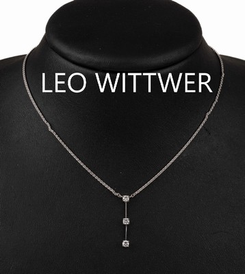 18 kt Gold LEO WITTWER Brillant-Collier, WG 750/000, 3 Brillanten zus. ca. 0,24 ct (grav.) Weiß/si, sign., L. ca. 42 cm, Karabinerschließe, total ...