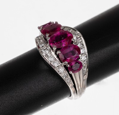 18 kt Gold Rubin Brillant Ring, WG 750/000,5 ovalfacett. Rubine zus. ca. 1.80 ct, Brillanten zus. ca. 0.30 ct Weiß/si, RW 55, ca. 9.1 g
