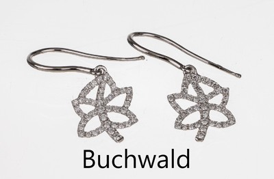 Paar 18 kt Gold Brillant Ohrgehänge, WG 750/000, blütenförm. Abhängungen mit 92 Brillanten zus. ca. 0.50 ct Weiß/si, Meistermarke HP Buchwald, ...