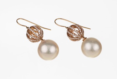 Paar 18 kt Gold Diamant Südseezuchtperl- Ohrgehänge, Rose G 750/000, 2 weiße Süd- seezuchtperlen Durchm. ca. 13 mm, 244 Brillanten zus. ca. 0.50 ...