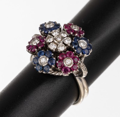 18 kt Gold Rubin Saphir Diamant Ring, WG 750/000, in Form eines Blumenkorb, Blüten bewegl. gearbeitet, Blüten bes. mit 18 rund- facett. Saphiren ...