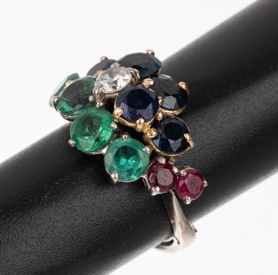 18 kt Gold Saphir, Smaragd, Rubin, Brillant- Ring, WG 750/000, bes. mit 5 rundfacett. Saphiren zus. ca. 2.70 ct, 4 rundfacett. Smaragden zus. ca. ...