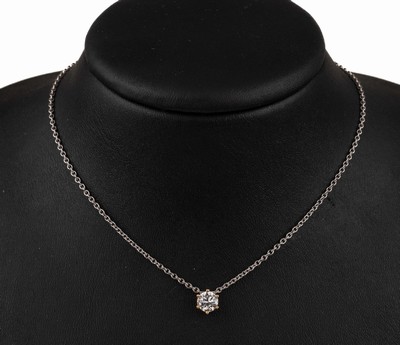 18 kt Gold Brillant Anhänger, GG 750/000, an 18 kt Gold Kette, WG 750/000, Brillant Solitär 1.00 ct feines Weiß (G)/vs2, in Krappenfassung, L ca. ...