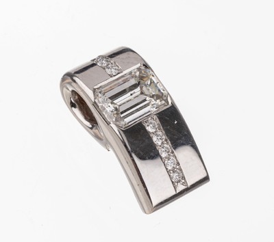 18 kt Gold Diamant Anhänger, WG 750/000, 1 Diamant im Emerald Cut 1.02 ct Weiß (H)/si 2, 11 Brillanten zus. ca. 0.11 ct feines Weiß (G)/vs1, ...
