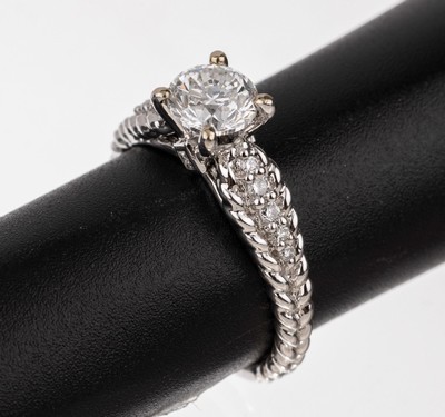 18 kt Gold Brillant Ring, WG 750/000, Brillant Solitär 1.01 ct hochfeines Weiß (E)/si 1, in Krappenfassung, 10 Brillanten in den Ringschultern ...