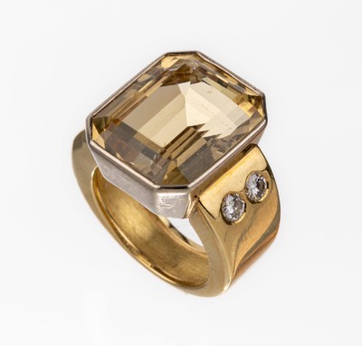 18 kt Gold Citrin-Brillant-Ring, GG/WG 750/000, Ringkopf in WG, facett. Citrin ca. 20.0 ct, Ringschultern mit 4 Brillanten zus. ca. 0.60 ct feines ...
