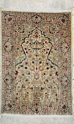 Hereke Seide fein signiert, Türkei, um 1960, reine Naturseide, ca. 93 x 62 cm, EHZ: 2, (Schirazi defekt)