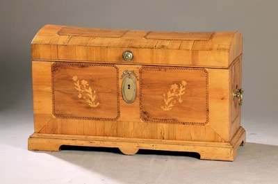 Barock-Truhe, wohl Braunschweig, um 1750, Nußbaumfurnier, Korpus mit Runddeckel, Deckel und Front mit Vogelintarsien und floraler Marketerie in ...