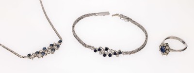 14 kt Gold Saphir-Brillant-Schmuckset, WG 585/000, best. aus: Collier mit 10 Brillanten zus. ca. 0.40 ct Weiß/si, 8 rundfacett. Saphire zus. ca. ...
