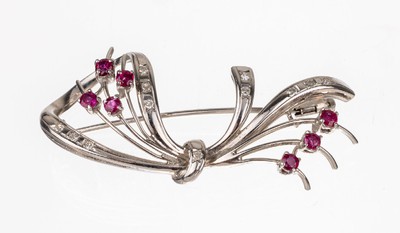 18 kt Gold Diamant-Rubin-Brosche, WG 750/000, 7 rundfacett. Rubine zus. ca. 0.35 ct, 12 8/8 Diamanten zus. ca. 0.08 ct Weiß/si,L. ca 4.5 cm, ca. ...