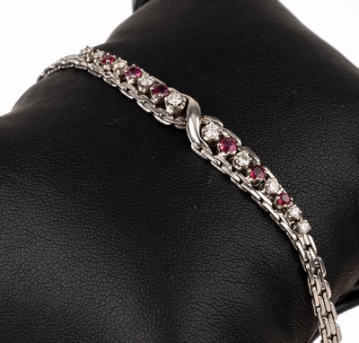 14 kt Gold Rubin-Brillant-Armband, WG 585/000, 6 rundfacett. Rubine zus. ca. 0.25 ct, 10 Brillanten zus. ca. 0.22 ct Weiß/si, L.ca. 17 cm, ...