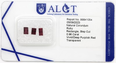 Lot 3 lose facett. Rubine, zus. 0.96 ct, Rechteck, Vivid/Deep Purplish Red, transparentALGT Expertise anbei