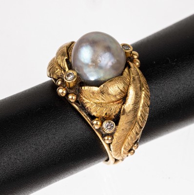18 kt Gold Perl-Diamant-Ring, GG 750/000, Blattdekor grav., silbergraue unrunde Zuchtperle, kl. Diamanten, RW 55, ca. 7.2 g