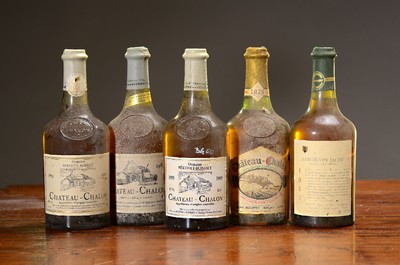 7 Flaschen Chateau Chalon, 1979/2x 1986/1989/1992/1994/1999 und zwei Flaschen 1986 Arbois Vin Jaune, Rolet Pere et fils, 62 cl, 13% vol, Füllstand ...