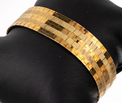 14 kt Gold Armband, GG 585/000, Backsteinoptik teilpoliert, teilstrukturiert, L. ca. 19 cm, B. ca. 1.8 cm, Kastenschloss mit2 Sicherheitsachten, ca. ...