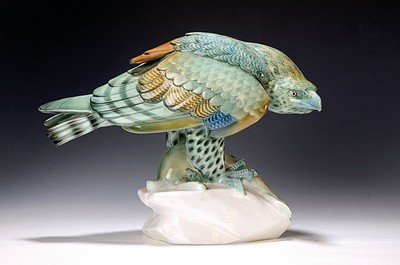 Porzellanfigur, Schwarzburger Werkstätte, Entwurf Anton Puchegger, Adler mit erlegtem Hasen, polychrome Bemalung, min. am Schnabel best., Modell U ...