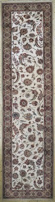 Esfahan fein Persien, signiert(Ali Maleki),um 1960, Korkwolle auf Seide, ca. 290 x 79 cm,Reinigungsbedürftig, EHZ: 2
