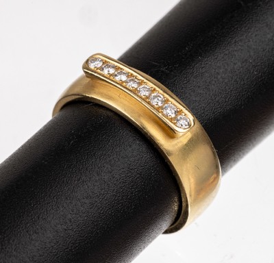 14 kt Gold Brillant-Ring, GG 585/000, 8 Brillanten zus. ca. 0.08 ct feines Weiß/vs, RW55, ca. 6.5 g, innen Namensgravur